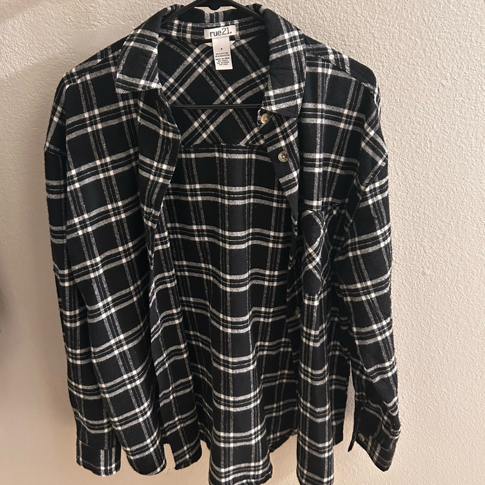 Rue21 Women's Black and White Checkered flannel shirt